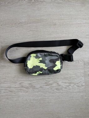lululemon athletica Men’s Neon Camo Belt Bag - Lime/Gray